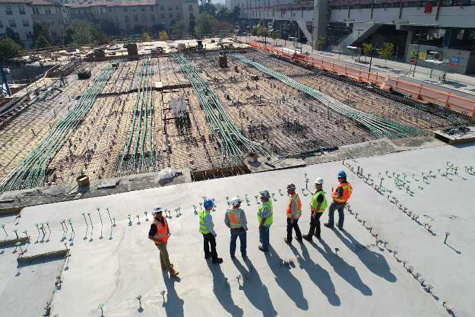 services aux entrepreneurs seven construction workers standing on white field