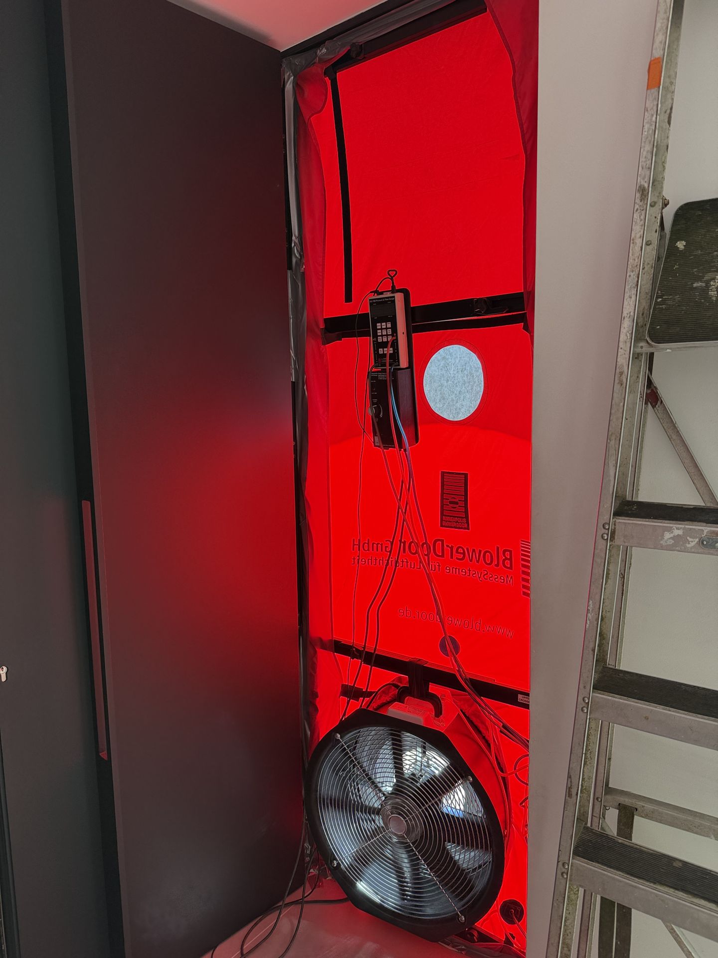 Placement du ventilateur dans une porte d'entrée Réalisation du test Blower-Door